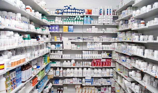 何故、薬局の調剤室の薬の入れ物は白くて不透明な容器ばかりですか？
